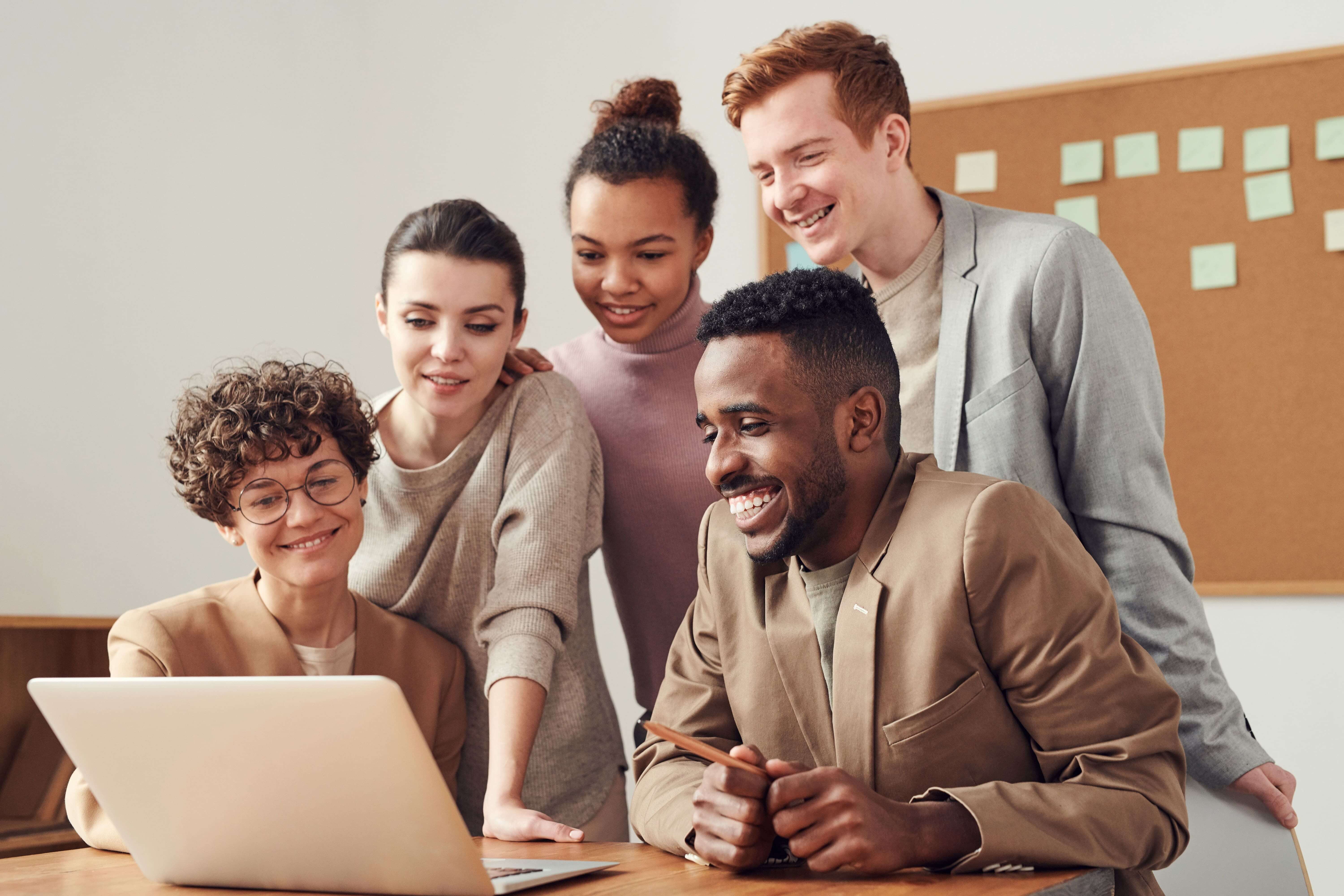 Groupe de personne travaillant devant un ordinateur portable